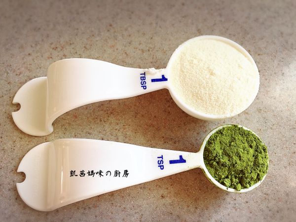 1湯匙奶粉、1茶匙抹茶粉；喜愛重口味，可將抹茶粉的量，改為1湯匙。