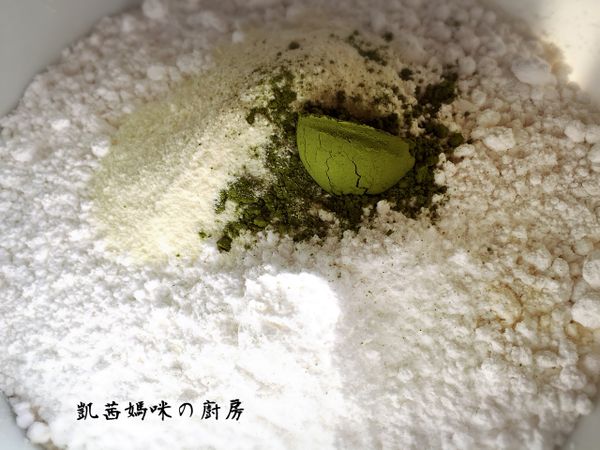 將所有的粉類，秤量好、在同一盆中⋯