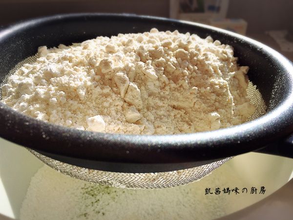 將粉類過篩兩次，確定無粉粒；吃起來的口感⋯更細緻。