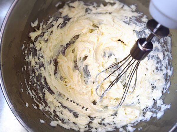 軟化的無鹽奶油，打發至泛白顏色。