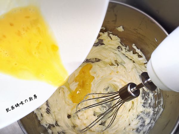 室溫雞蛋打散，分次加入奶油；避免油水分離，務必小心蛋液的溫度。