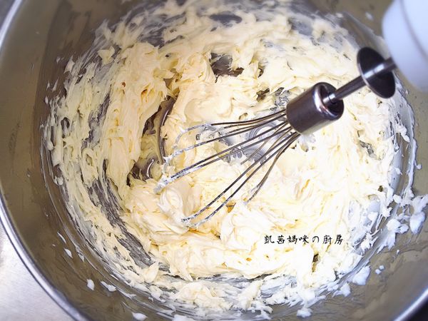 每次蛋液加入奶油，都要確定拌勻、再加下一次蛋液；直到蛋液拌完。