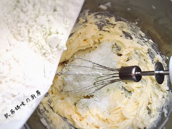 過篩兩次的粉類，分次加入奶油蛋液中。