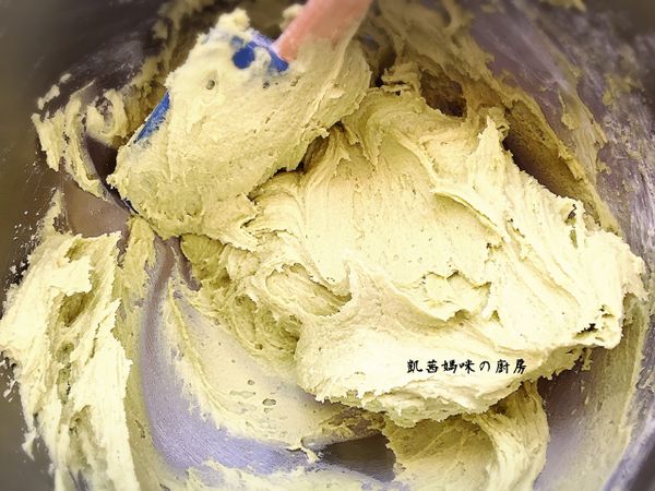 攪拌匙或切板，以輕壓方式拌勻。