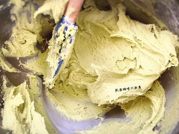 直到食材全部混勻、無粉粒、成麵糰。