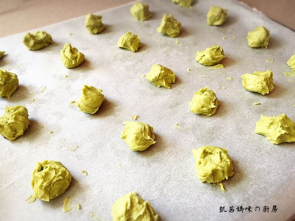 媽咪找不到擠花嘴裝備，改以湯匙挖出同等量的麵糰，依序在烤盤上。此食譜共做50片奶酥⋯