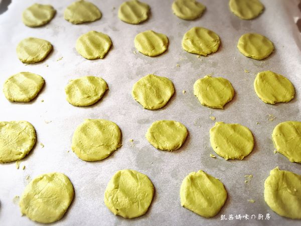 以保鮮膜蓋住小麵糰、輕輕壓表面成為圓扁狀態。