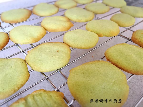 烤箱溫度設定華氏400度/攝氏200度，烘烤時間為十分鐘左右。