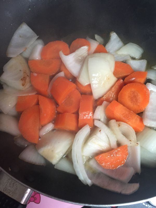 先炒過洋蔥跟紅蘿蔔