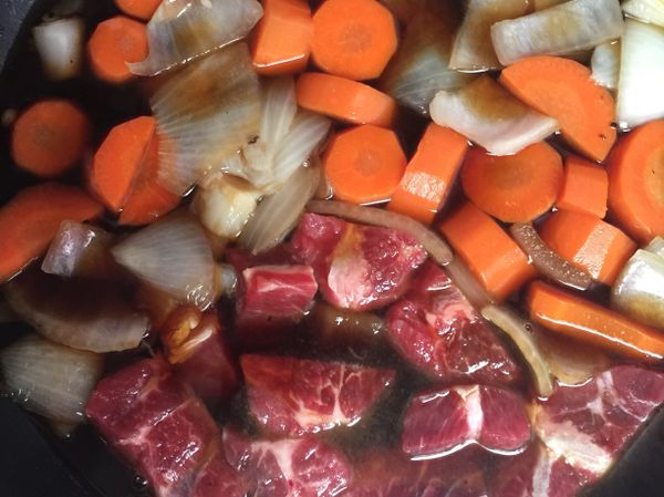 在下牛肉 醬油 水 糖 燉30分鐘