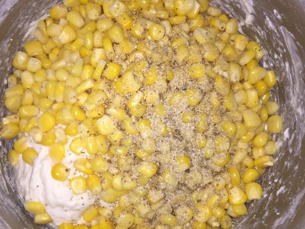 濾乾的玉米和胡椒粉 
加入麵團裡扮勻