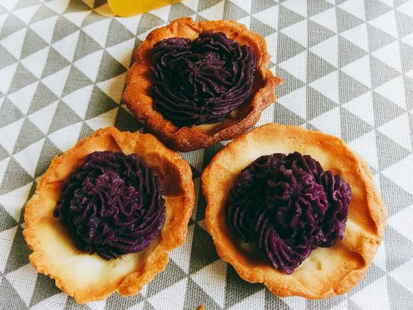 塔皮盲烤完成後，放涼就可以將紫薯泥擠在塔皮中，就完成了