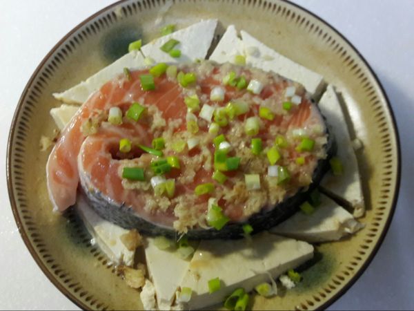 把蔥花灑在魚片上，也可以起鍋前再灑。