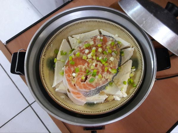 將食材放入電鍋內蒸煮。