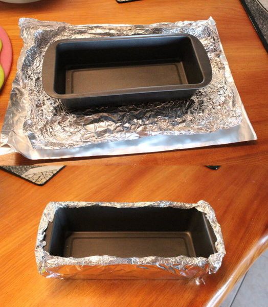 標準蜂蜜蛋糕烤模內層會有木框，可以防止蛋糕直接受火，導致邊緣太焦。今天用自製克難版，取兩張錫箔紙，內層揉皺，直接包在烤模外，利用空隙間的空氣形成一層絕緣體。