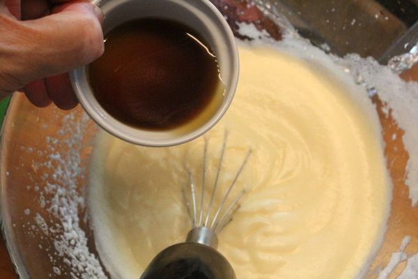 蜂蜜和溫水調好，加入盆內，用打蛋器手動同方向拌勻。溫水也可以用牛奶代替。