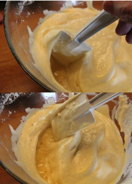 分2次篩入麵粉，用橡皮刮刀將麵糊由邊緣往中間翻，一面旋轉麵盆，一面翻動，直到感覺麵糊細緻均勻。