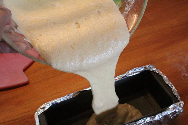 自20公分高處將麵盆往桌面「頓」一下，排掉大氣泡。再自20公分高處，慢慢將麵糊倒入烤模，再將烤模在桌上「頓」3下，除去殘餘氣泡。