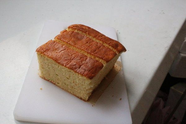 這蛋糕清爽不太甜，有微微的蜂蜜香氣，好吃。冰涼了更有風味。