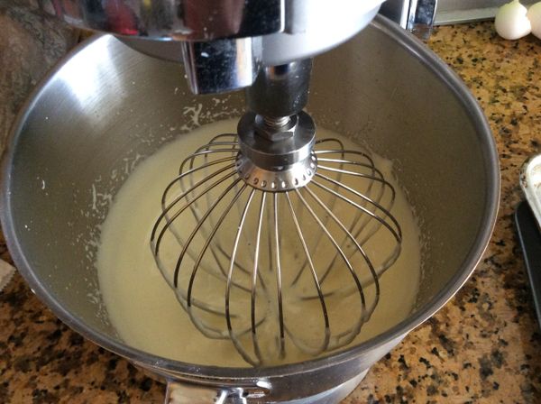 蛋、糖打至濃稠，顏色變白。奶油微波溶解後放涼備用。