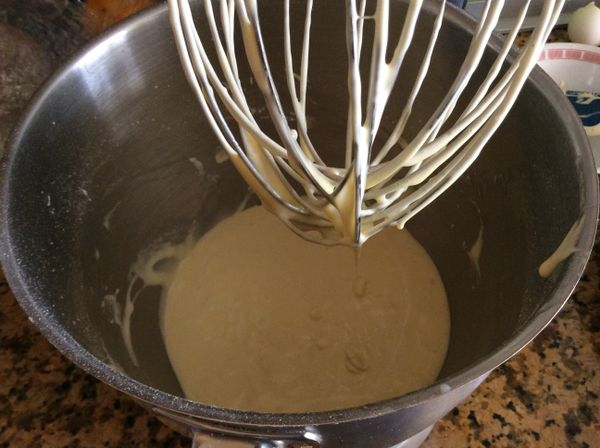 低筋麵粉、泡打粉過篩後加入蛋糊中拌勻，再加入冷卻的溶化奶油拌勻。