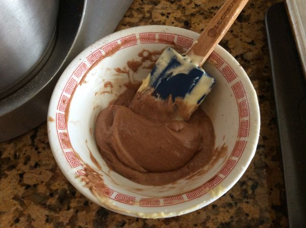 取出4大匙的麵糊，篩入無糖可可粉拌勻，裝入擠花袋，尖端剪一小小的孔。