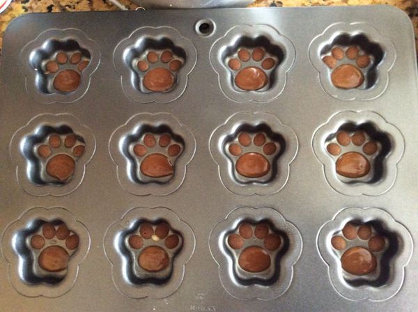 將可可麵糊擠入模型中的腳趾及腳掌的部位，腳趾部很小，故擠花袋不可剪得太大洞，以免麵糊流出太多，滿溢出來就不好看了。放入已預熱至350°F的烤箱，先烤3分鐘定型。