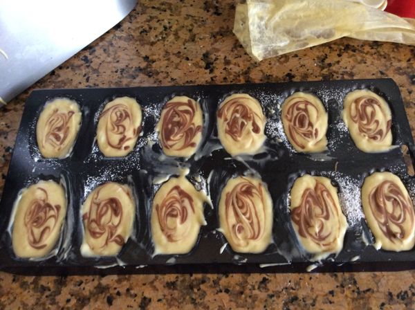 我只有24個貓爪模，多了一些麵糊，正好做一盤貝殼蛋糕，還剩一點點的可可麵糊也擠在上面，應該先擠可可糊，再擠原色的，那樣花紋就會在表面。