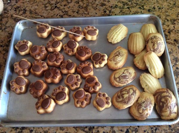 用竹籤輕輕一挑即可脫模，感覺上連模的防沾效果較佳，單個的稍差一些。