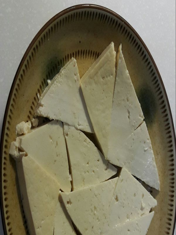 豆腐切片平鋪在盤子裡。