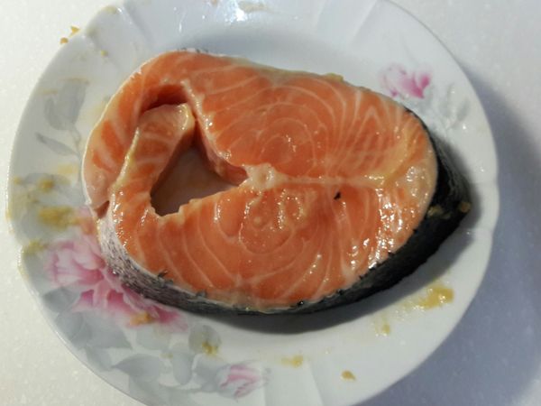 把調好的醃料（薑泥+米酒+味噌），均勻塗在魚的兩面。