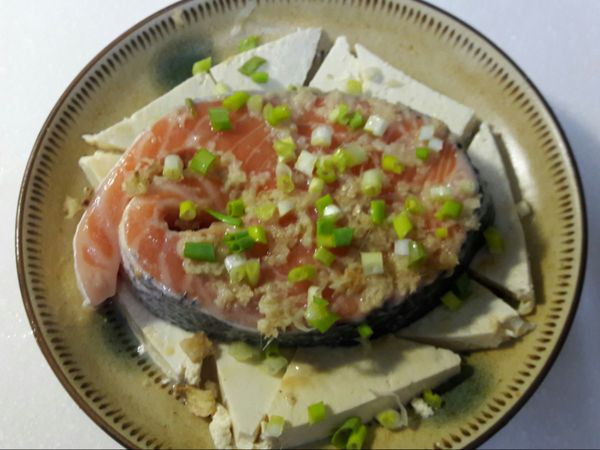 灑上少許蔥花，也可以蒸好後再灑。