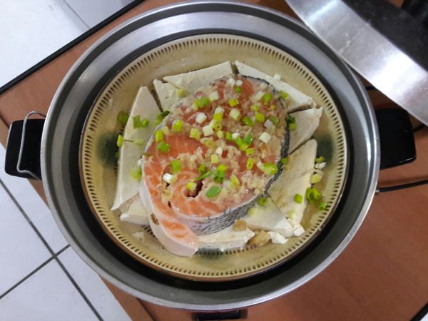 將食材放入電鍋內蒸煮。