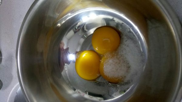 蛋黃蛋白分開，蛋黃加上砂糖及鹽攪拌均勻