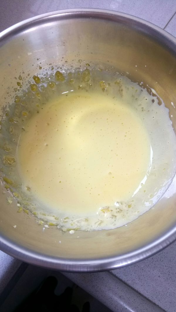 加入牛奶及過篩麵粉及食用油攪拌均勻