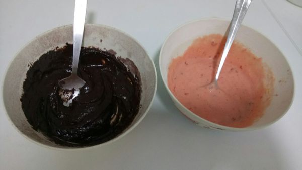 蛋黃分兩碗裝，一碗加入草莓果醬，另一碗加入過篩可可粉