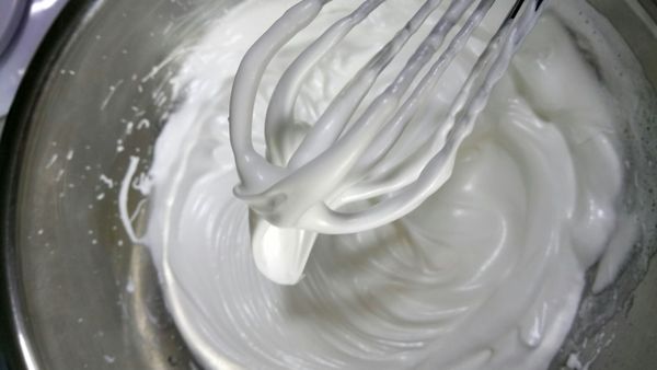 打到濃稠狀再加入砂糖打製軟性發泡(可以拉起來有痕跡)
