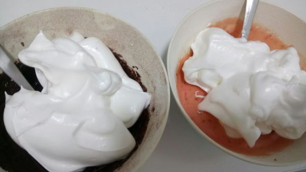 各自加入剛剛打發的蛋白由上往下輕輕的攪拌(不要攪拌過頭會影響口感)