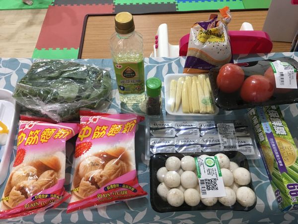 處理食材
1.清洗乾淨後，依種類切丁、切片。
2.蘑菇需先燙滾過後，丟入冷水達到冰鎮鎖水效果。