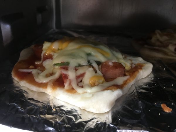 等待烤完的時間
可以休息一下～洗手，準備來吃了！
此時可以觀察雙色起司條量夠嗎？
不夠可以在加些許哦！