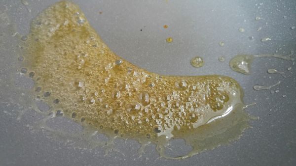 將焦糖食材放入鍋中，中小火不攪拌融至變色後熄火。