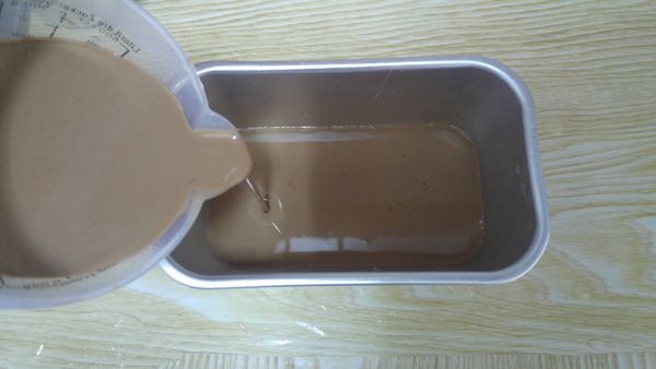 利用濾網將步驟五的布丁液過濾二次後，倒入烤模中，約八分滿，烤盤注入溫水移至烤箱中，上下火160度約40分鐘，烤箱需先預熱。