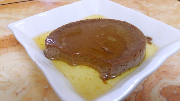 食用前，用小刀於杯緣劃一圈，再倒扣脫模。