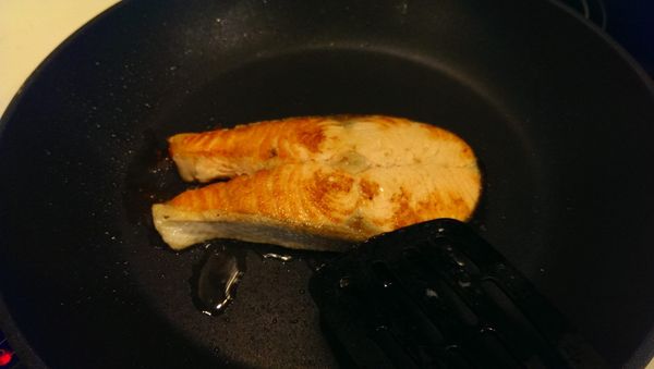 將鮭魚煎熟；地瓜與糙米飯煮熟。