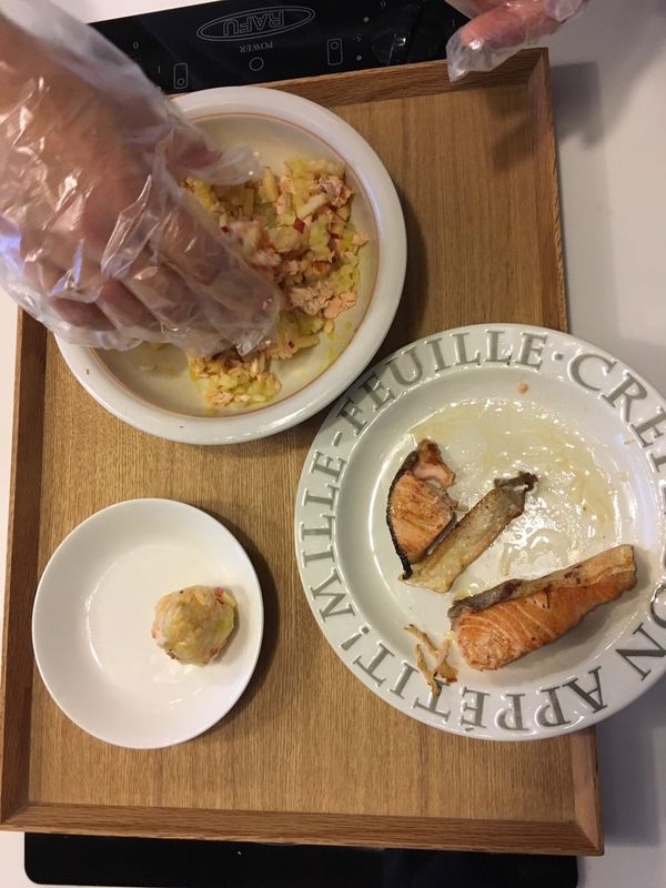 將蘋果切成小丁，鮭魚煎熟後的油淋入飯中，並將鮭魚、蘋果拌入飯與地瓜中。