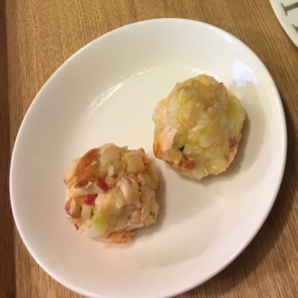 手捏成狗狗可一口吃的飯團