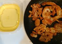 〈雞油，脆雞片，雞湯〉用利刀切開腿，翅，小翅，折一折關節就斷了。中央切開，沿骨取下雞胸，取下皮，把皮切開成薄片。割下脂肪。不沾鍋低中火煎雞皮，脂肪約20分鐘，積了油就取出油，用雞油炒菜很香的，待雞皮脆時放在餐巾紙上去掉油，撒點鹽胡椒辣椒粉。煮一下骨，去水，洗一下骨，再加水煮半小時就成清香雞湯。