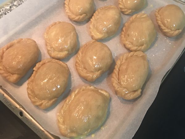 抹上蛋黃液（蛋黃+少許水打散），入烤箱烤10分鐘後取出轉方向再烤15分鐘到表面金黃即可。