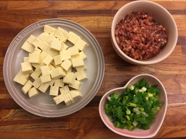 備料
豬絞肉先用醃料醃半小時左右
豆腐切丁
蔥切末