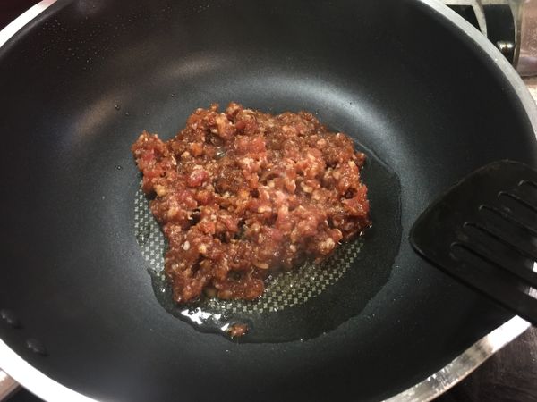 熱油先炒豬絞肉